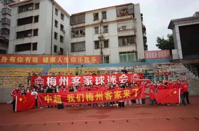 杜库雷可能赛季报销 冬窗优先考虑补强中场位置水晶宫主帅霍奇森出席新闻发布会表示，球队冬窗优先考虑补强的位置是中场。